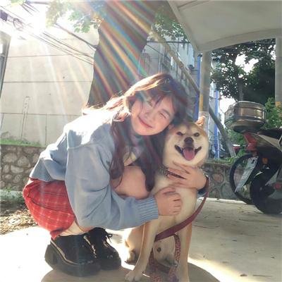抽象画中的越南少女